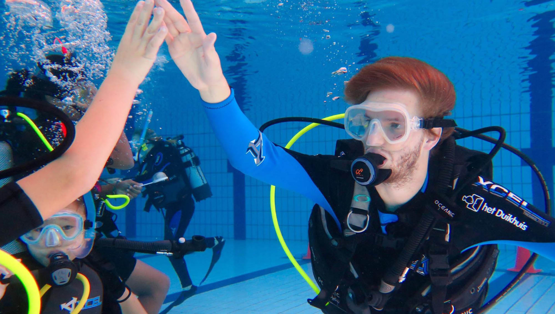 Neem contact op met Het Duikhuis voor al je vragen over duiklessen, locaties en uitrusting. Ons team staat klaar om je te helpen jouw volgende duikavontuur te plannen.