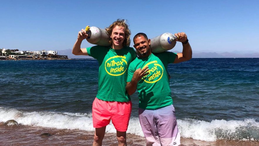 Volg de Enriched Air Nitrox cursus en leer duiken met verrijkte lucht voor langere duiktijden en minder stikstofopbouw. Ontdek hoe je je duiktijd kunt maximaliseren en veiliger kunt duiken met Nitrox. Perfect voor duikers die hun duikervaring willen optimaliseren en hun kennis willen uitbreiden.