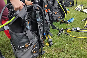 Huur eenvoudig een complete duikset bij Het Duikhuis in Rotterdam, Utrecht, Zeeland of Amsterdam. Hoogwaardige uitrusting voor een zorgeloze duikervaring.