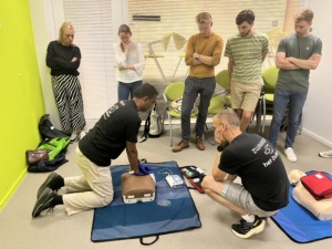 Leer levensreddende technieken met een cursus Eerste Hulp en Reanimatie. Bereid je voor op noodsituaties zowel boven als onder water en duik veiliger.