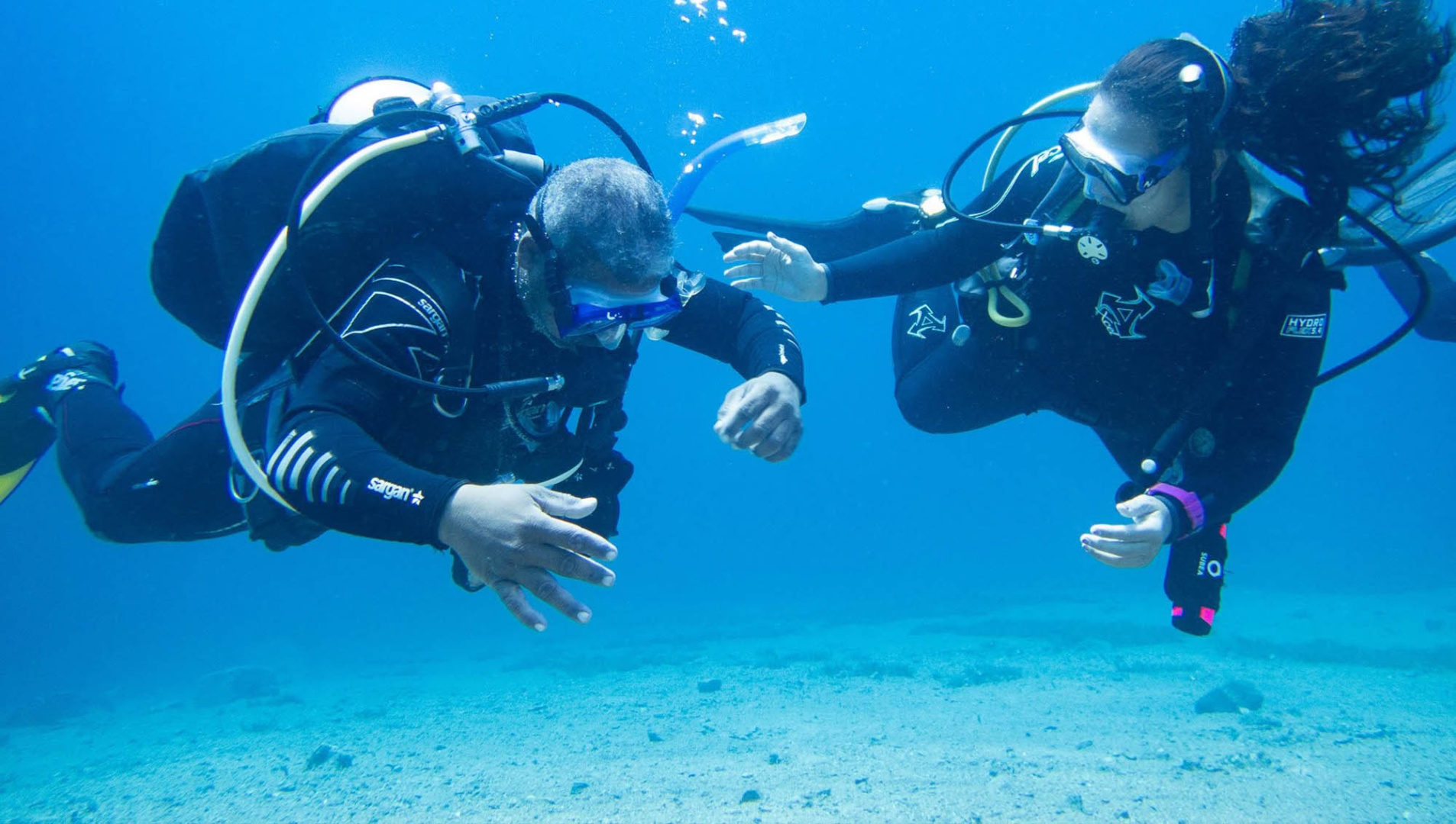 Ontdek de Yoga Diver cursus en leer hoe je yoga en duiken kunt combineren voor een diepere ontspanning en betere ademhaling onder water. Verbeter je mentale focus en fysieke prestaties, en geniet van een meer gebalanceerde duikervaring. Ideaal voor duikers die op zoek zijn naar een holistische benadering van hun onderwateravonturen.