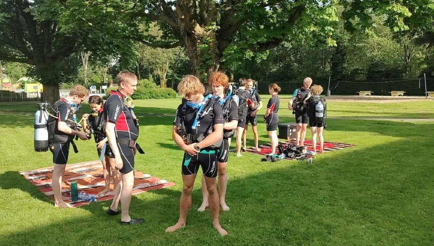 Ontdek hoogwaardig duikmateriaal voor elke duik. Van wetsuits tot duikcomputers, vind de juiste uitrusting voor een veilige en comfortabele duikervaring.