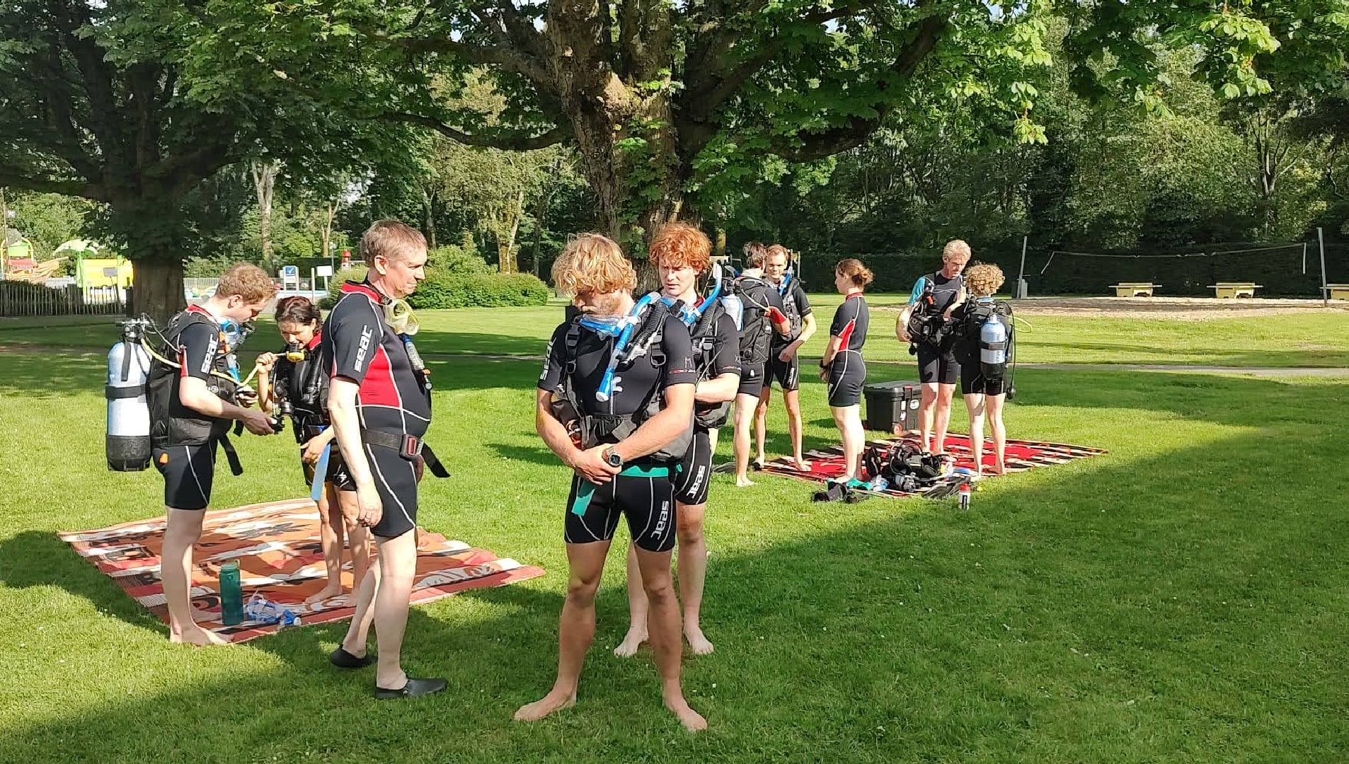 Ontdek hoogwaardig duikmateriaal voor elke duik. Van wetsuits tot duikcomputers, vind de juiste uitrusting voor een veilige en comfortabele duikervaring.