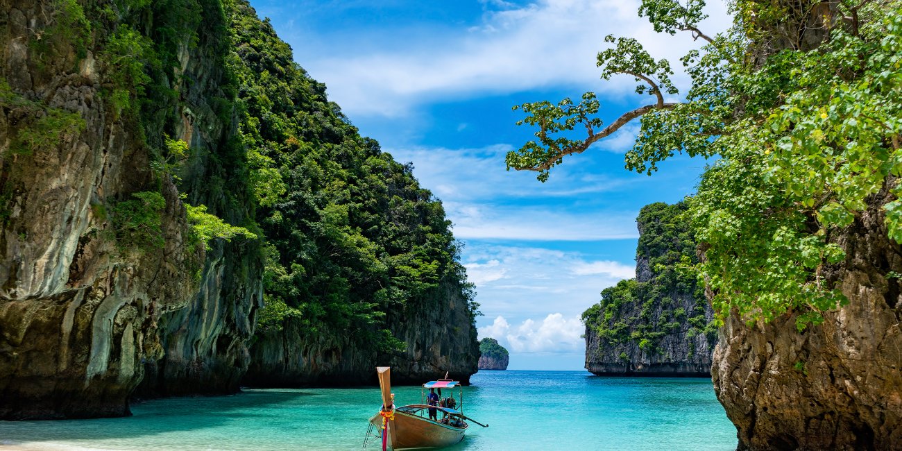 Helderblauw water en scholen vissen tijdens een duik in Thailand